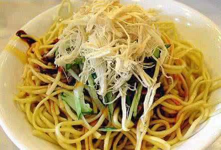 卖凉面月入一万一个人做得过来么,阿姨卖饼一天赚2000