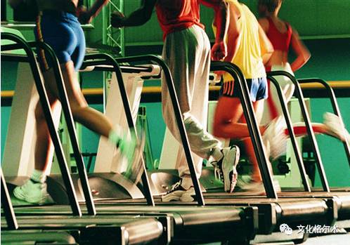 市文体广电局举行“校园足球”捐助仪式