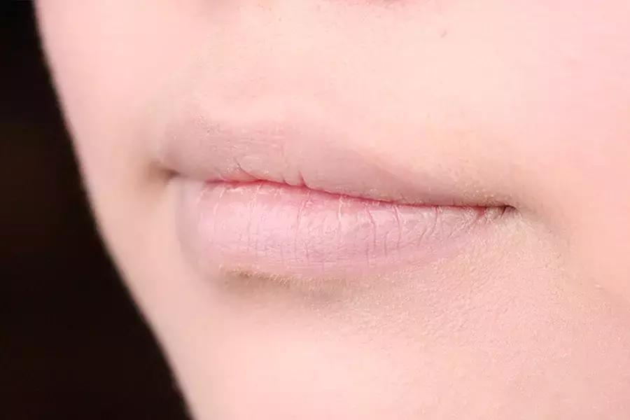 是的，画笔公司真的推出了一款蜡笔唇膏