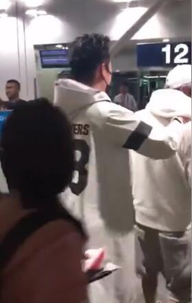 鹿晗机场喝醉酒走路踉踉跄跄陈赫在一旁搀扶？真相让人心疼