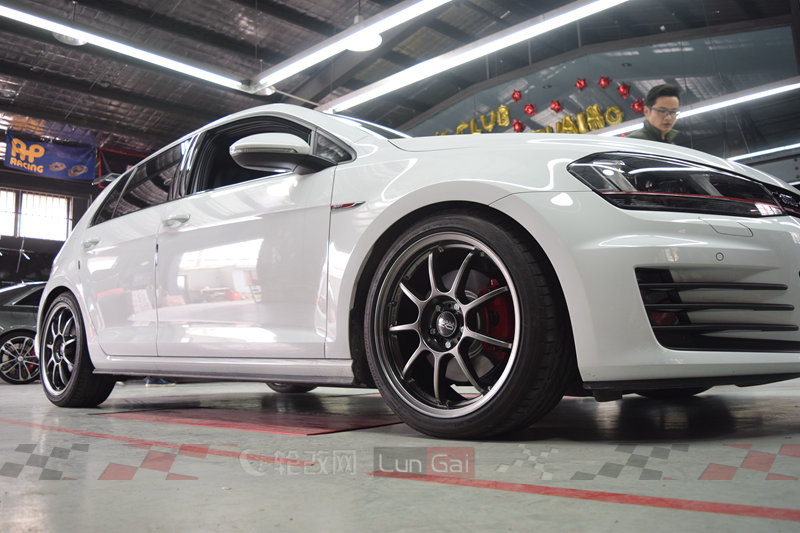 高尔夫7gti改18轮毂,高尔夫7gti改装外观案例