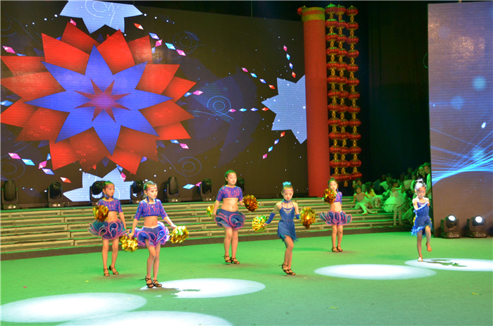 阜阳电视台演播大厅来了一群可爱的公益小天使