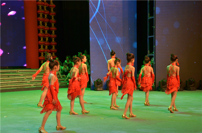 阜阳电视台演播大厅来了一群可爱的公益小天使