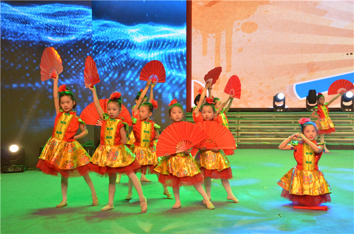 阜阳电视台演播大厅来了一群可爱的公益小天使