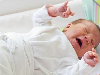 宝宝头上长一层东西像结痂一样,30多天的宝宝头上长小颗粒