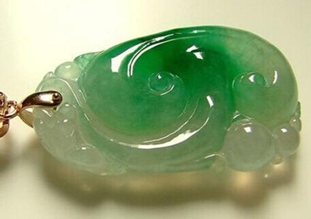最好的翡翠是哪种玉,人养玉三年玉养人一生出自哪里