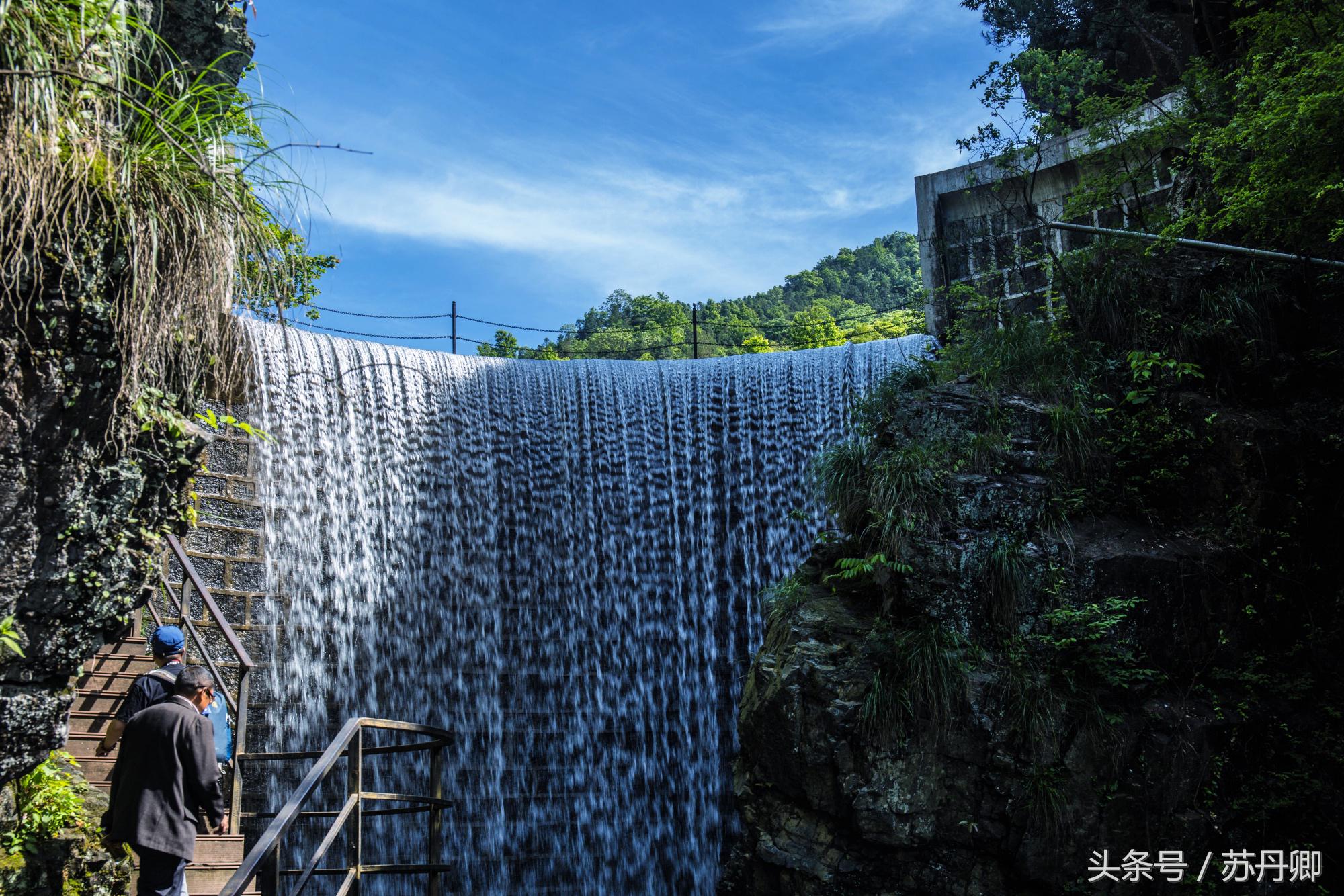 在水下洞穴探险,森林海自由潜水