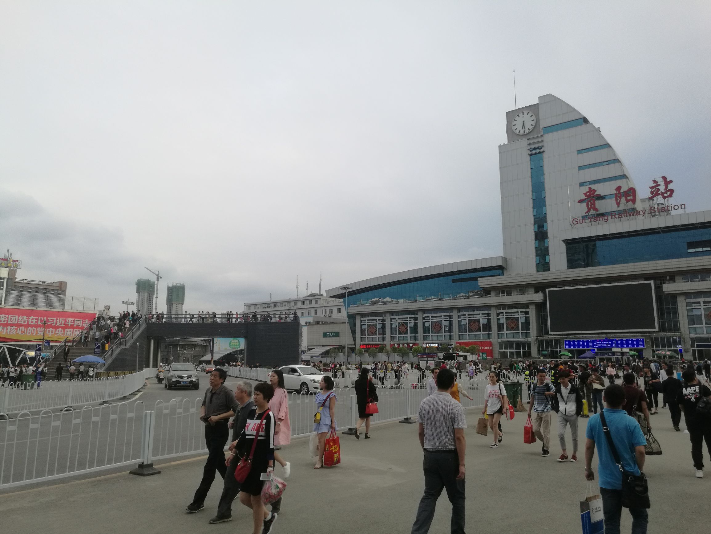 一切都是最平淡最好的遇见丨踯躅在贵阳火车站附近