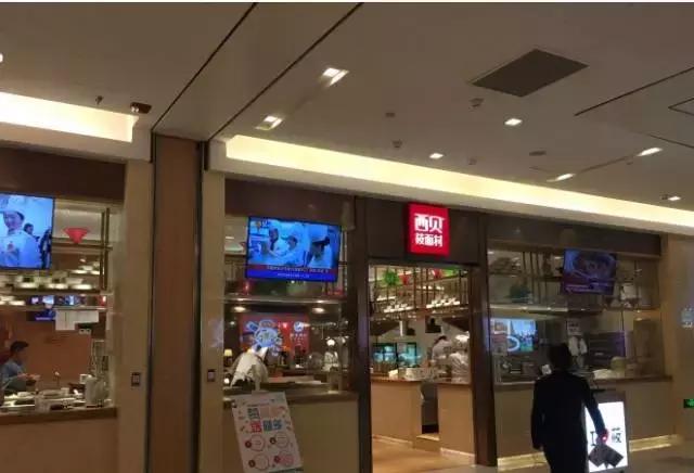 各位旅客,前方到站昆城广场,请注意装满钱包,装满钱包!