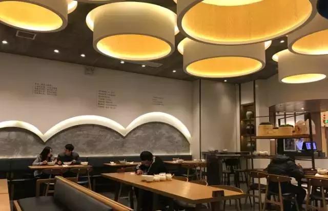 各位旅客,前方到站昆城广场,请注意装满钱包,装满钱包!