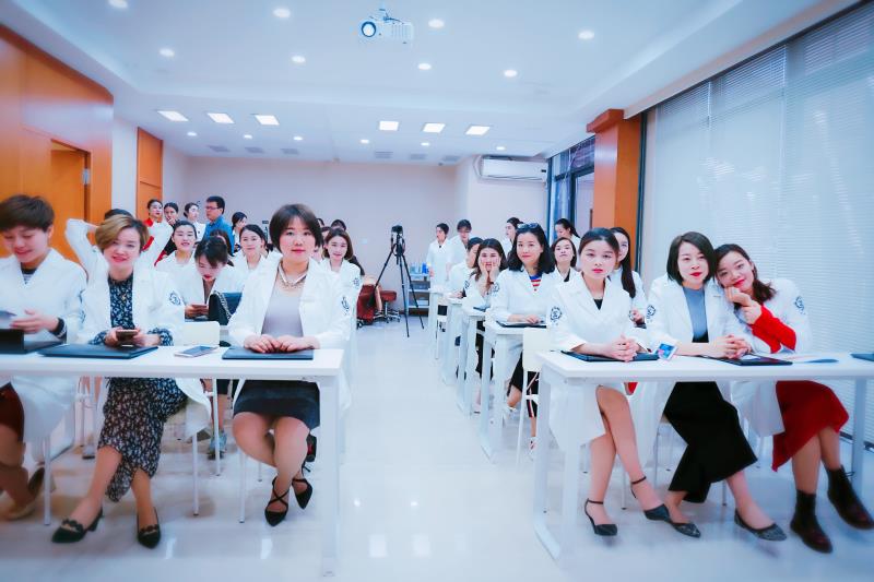 S庆熙美*联学**合办学:激光美容全新的美容培训课程