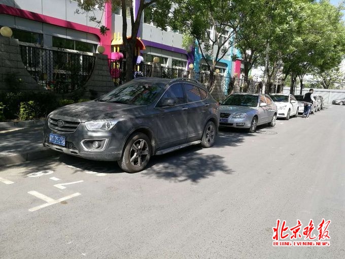 学校门口接孩子限时停车,学校门口限时车位周末可以停车吗