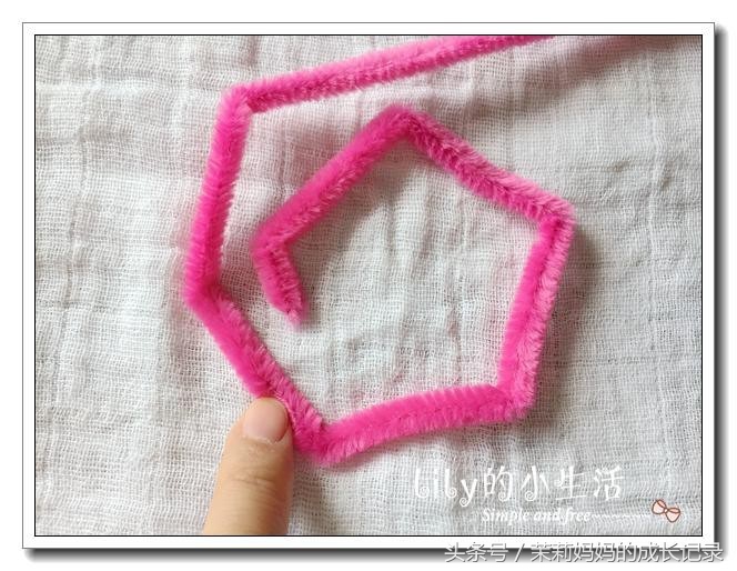 扭扭棒做小皇冠,如何用扭扭棒做一个小的皇冠