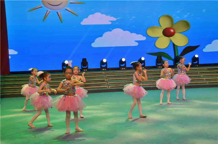 阜阳电视台演播大厅来了一群可爱的公益小天使