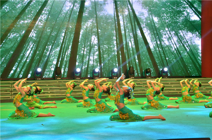 阜阳电视台演播大厅来了一群可爱的公益小天使