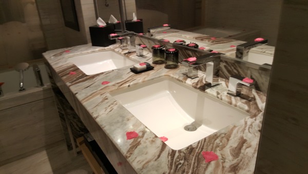 怎么免费入住五星级酒店,如何用最低的价格装修一个店