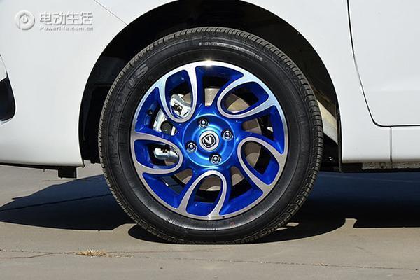 长安奔奔evstar国民版能爬陡坡,长安奔奔ev和e-star哪个划算