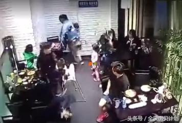 女大学生飞踹4岁女童视频完整曝光，到底是谁的责任，你怎么看？