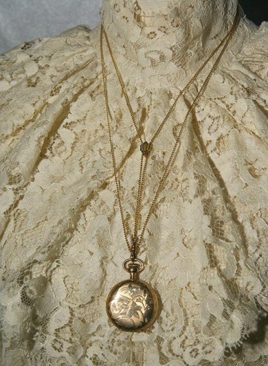 思考好久礼物——怀表,带给那位儒雅的老绅士,好像好久没回家了