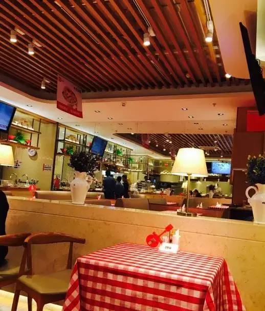 各位旅客,前方到站昆城广场,请注意装满钱包,装满钱包!