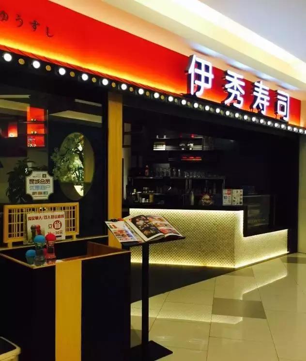 各位旅客,前方到站昆城广场,请注意装满钱包,装满钱包!