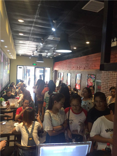 这家日销量1000份的美食店,不排队你根本吃不到!