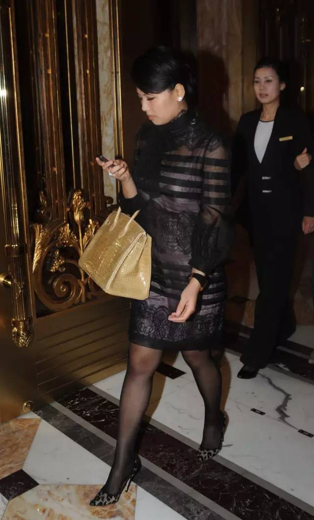 欢乐颂2刘涛蓝色背带,欢乐颂2刘涛用的流苏包