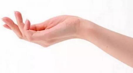 浑身发冷手心出汗是怎么回事,浑身发冷嘴唇热手心热