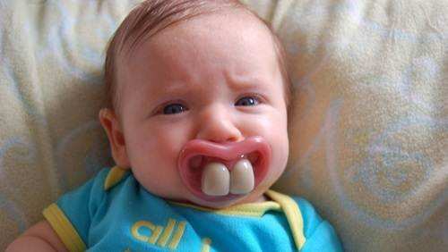 安抚奶嘴会不会把嘴巴变臭,宝宝长期吸安抚奶嘴嘴唇会变丑吗