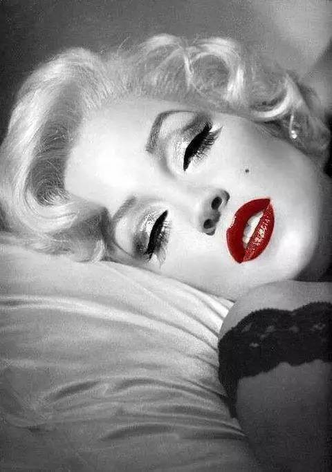 今天教大家如何化底妆,怎样涂出好看的唇形