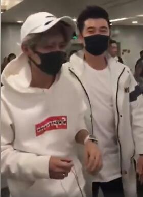 鹿晗机场喝醉酒走路踉踉跄跄陈赫在一旁搀扶？真相让人心疼