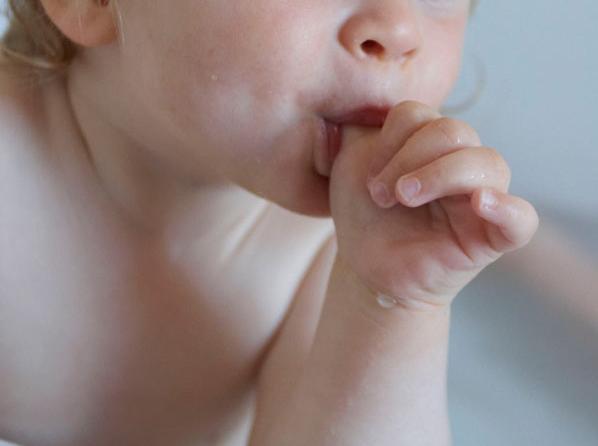 宝宝拇指内扣，可以这三种方法来纠正！