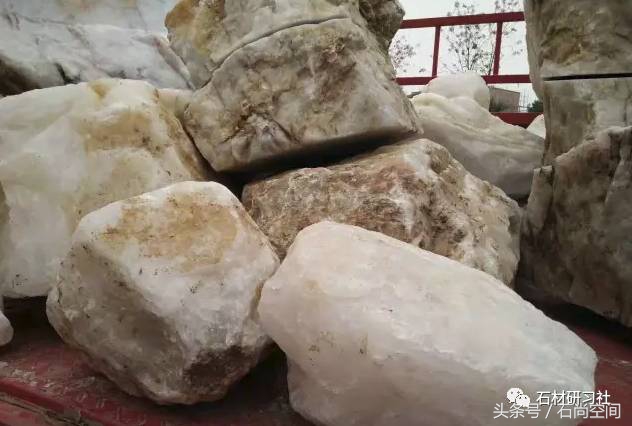 高新区室内装修材料案例分享,天然白水晶摆件家居装饰