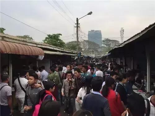 国内一克上万的翡翠，在缅甸像菜市场一样，露天摆摊卖