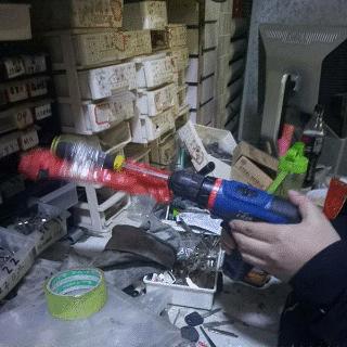 儿子等待父母回来过年,儿子还没几天就要回家探亲