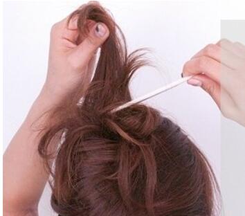 卷发盘发教程50岁,卷发盘发视频教程简单易学