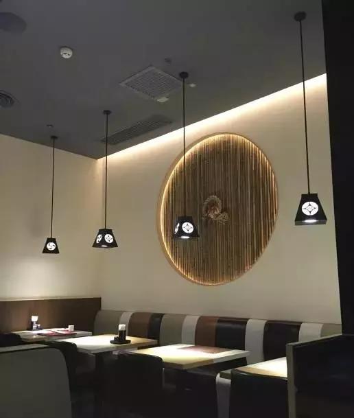 各位旅客,前方到站昆城广场,请注意装满钱包,装满钱包!