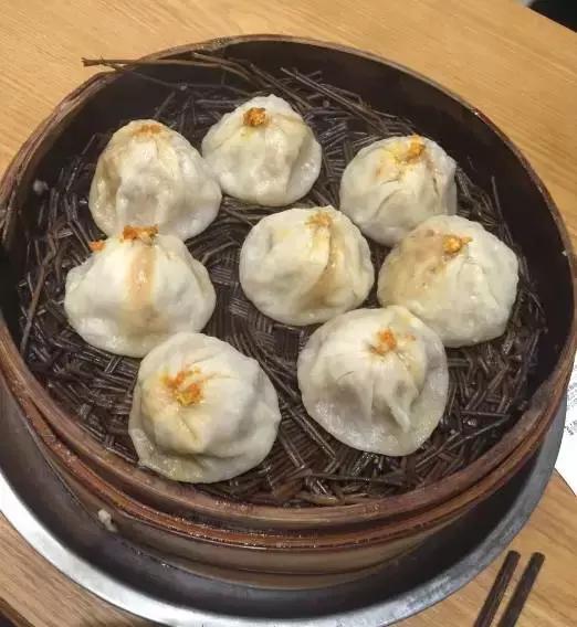 各位旅客,前方到站昆城广场,请注意装满钱包,装满钱包!