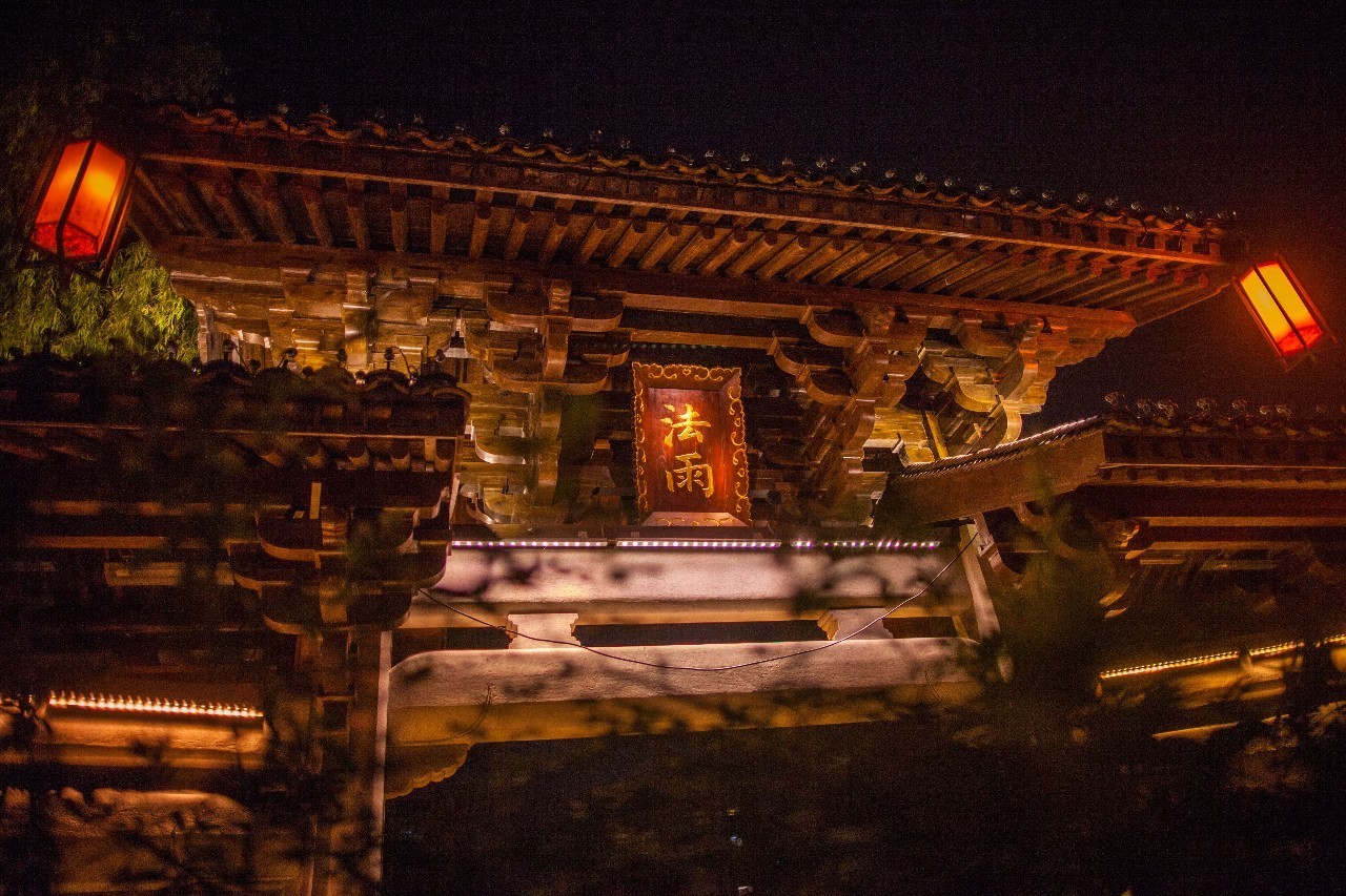 千年运河边，将烟雨江南盈手相赠，你还欠自己一次隐居