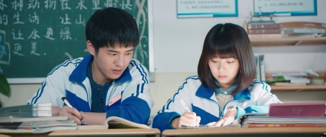 陈都灵演过什么校园剧,周冬雨女明星穿衣曝光瞬间