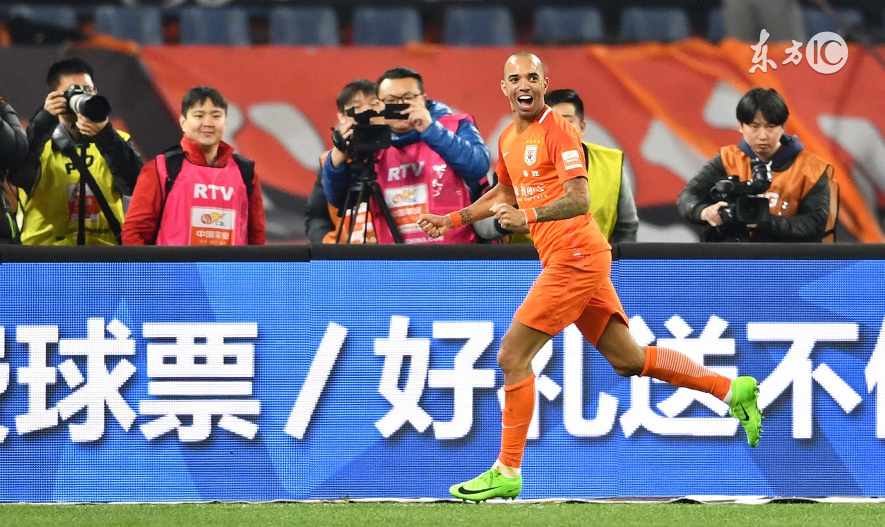 水塔变身塔神！他用行动宣示：我努力踢球，目标重返巴西国家队