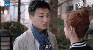 一款很适合约会时候涂的口红,当女生在涂口红