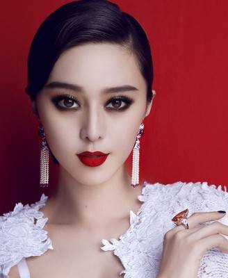 一款很适合约会时候涂的口红,当女生在涂口红