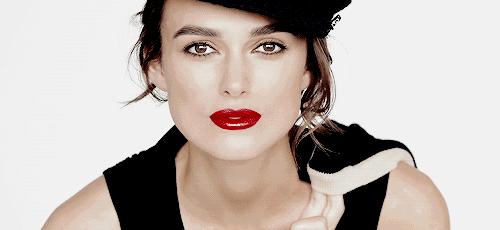 一款很适合约会时候涂的口红,当女生在涂口红