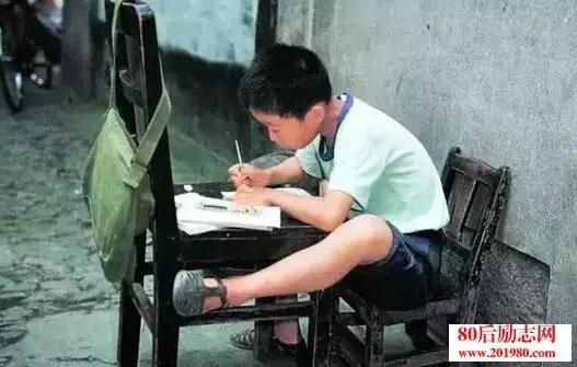 4000块的塑料拖鞋，1万7的民工编织袋包包，觉得丑还买不起