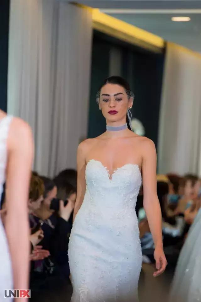 谁家的婚纱可以让你在海边举办婚礼也不怕晒黑?