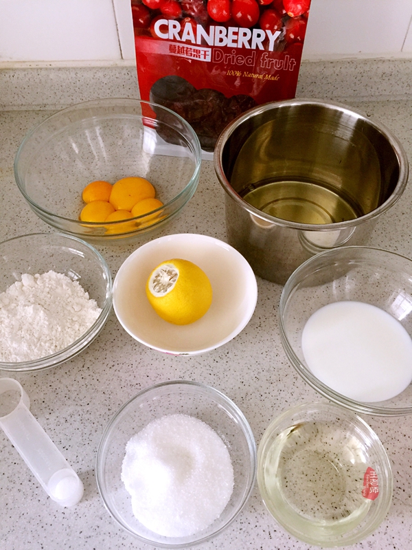 首次学做的蛋卷,特为孙女送上的儿童节礼物—曼越莓干蛋糕卷