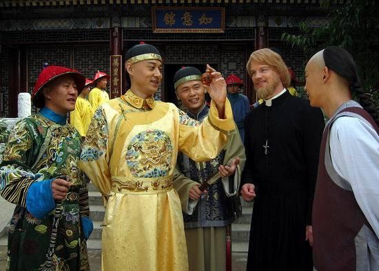 大清有一几万人群体，整天系着黄腰带，杀人不用偿命，官府管不了