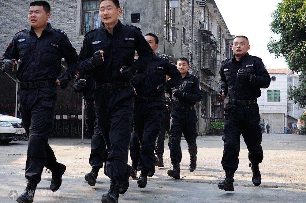 公安特警有编制的工资待遇,人民警察工资与法院工资