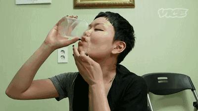 日本女记者品尝即将失传的屎酒！到最后还是吐了！